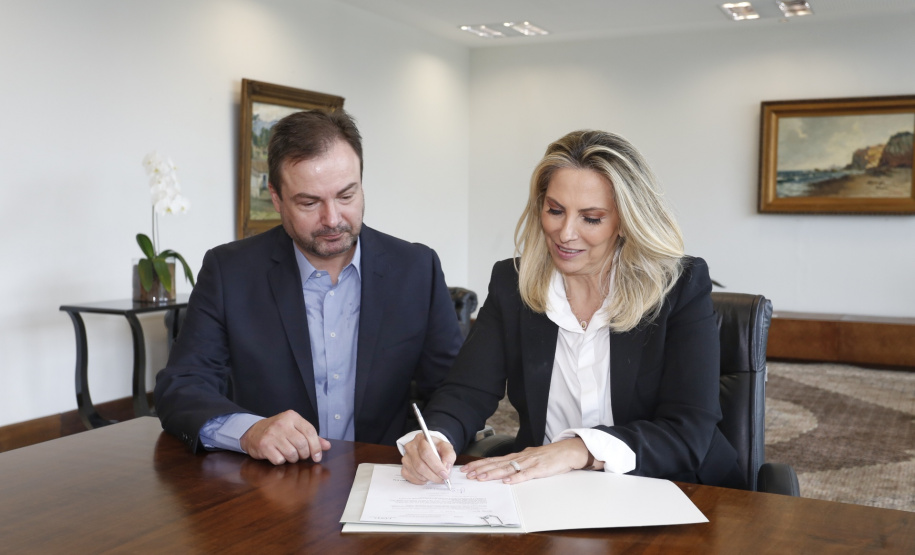 A governadora Cida Borghetti liberou nesta terça-feira (17) cerca de R$ 1 milhão para os municípios de Almirante Tamandaré, na Região Metropolitana de Curitiba, e Rolândia, no Norte do Estado. Na foto, o prefeito de Rolândia, Luiz Francisconi Neto, vai adquirir uma Van com capacidade para transportar 16 pessoas. O total liberado pelo Estado para o município foi de R$ 165 mil, a fundo perdido. Curitiba, 17/04/2018.Foto: Arnaldo Alves/ANPr