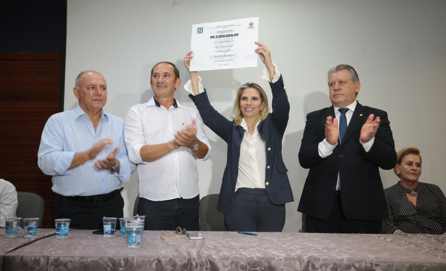 A governadora Cida Borghetti anunciou nesta quinta-feira (19) uma nova sede para o hemonúcleo de Toledo, a reforma de 24 unidades de saúde do Oeste e a liberação de R$ 4,66 milhões para sete municípios da região