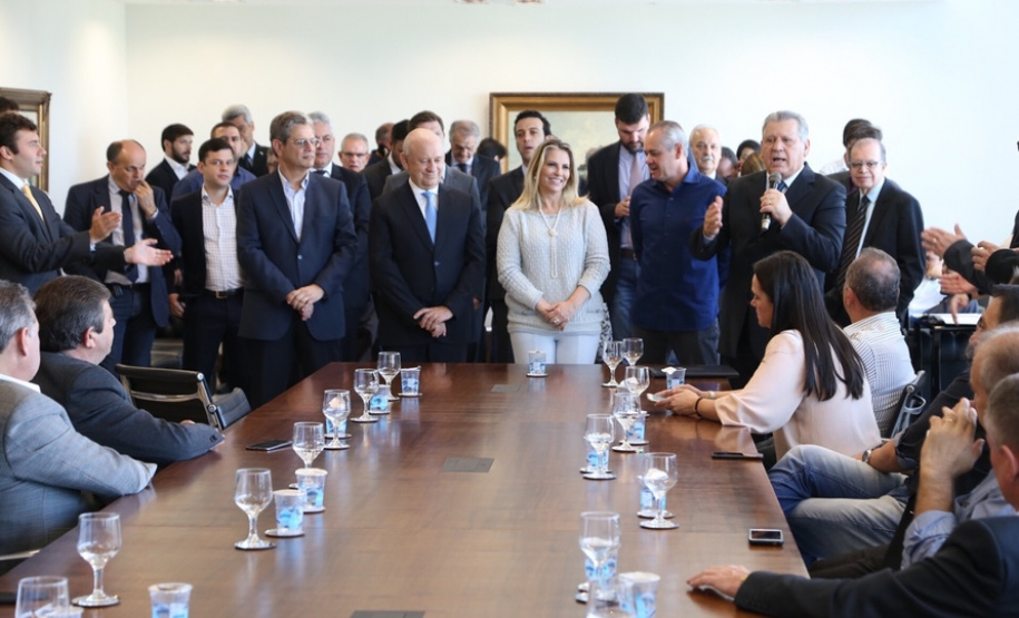 A governadora Cida Borghetti confirmou nesta quarta-feira (25) mais R$ 31,28 milhões para investimentos em 44 municípios, de todas as regiões do Paraná. O anúncio foi feito durante solenidade no Palácio Iguaçu, em Curitiba, na presença de deputados estaduais, secretários de Estado e prefeitos. Curitiba, 25/04/2018.Foto: José Fernando Ogura/ANPr