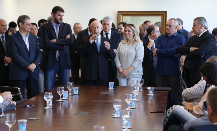 A governadora Cida Borghetti confirmou nesta quarta-feira (25) mais R$ 31,28 milhões para investimentos em 44 municípios, de todas as regiões do Paraná. O anúncio foi feito durante solenidade no Palácio Iguaçu, em Curitiba, na presença de deputados estaduais, secretários de Estado e prefeitos. Curitiba, 25/04/2018.Foto: José Fernando Ogura/ANPr