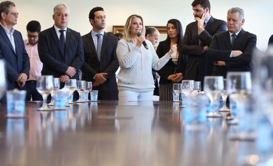 A governadora Cida Borghetti confirmou nesta quarta-feira (25) mais R$ 31,28 milhões para investimentos em 44 municípios, de todas as regiões do Paraná. O anúncio foi feito durante solenidade no Palácio Iguaçu, em Curitiba, na presença de deputados estaduais, secretários de Estado e prefeitos. Curitiba, 25/04/2018.Foto: José Fernando Ogura/ANPr