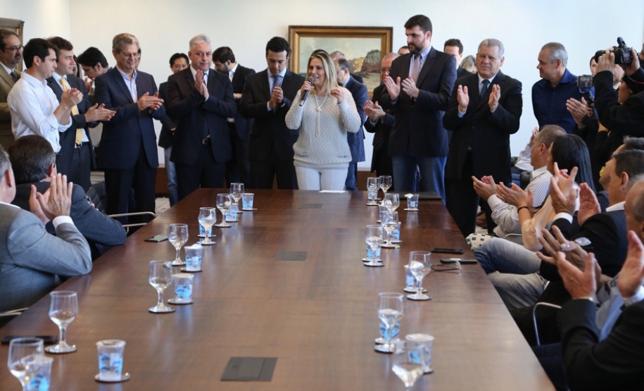 A governadora Cida Borghetti confirmou nesta quarta-feira (25) mais R$ 31,28 milhões para investimentos em 44 municípios, de todas as regiões do Paraná. O anúncio foi feito durante solenidade no Palácio Iguaçu, em Curitiba, na presença de deputados estaduais, secretários de Estado e prefeitos. Curitiba, 25/04/2018.Foto: José Fernando Ogura/ANPr