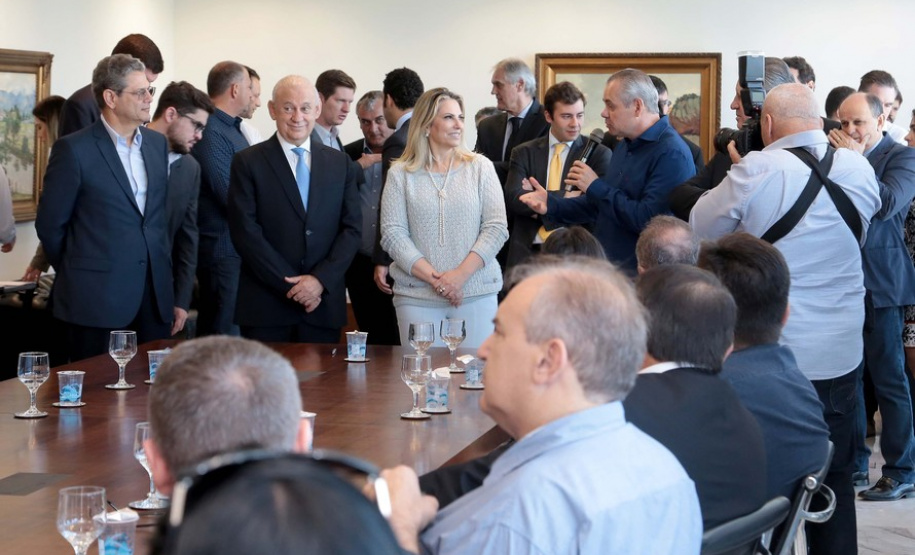 A governadora Cida Borghetti confirmou nesta quarta-feira (25) mais R$ 31,28 milhões para investimentos em 44 municípios, de todas as regiões do Paraná. O anúncio foi feito durante solenidade no Palácio Iguaçu, em Curitiba, na presença de deputados estaduais, secretários de Estado e prefeitos. Curitiba,25/04/2018 Foto:Jaelson Lucas / ANPr