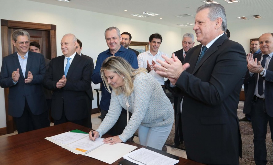 A governadora Cida Borghetti confirmou nesta quarta-feira (25) mais R$ 31,28 milhões para investimentos em 44 municípios, de todas as regiões do Paraná. O anúncio foi feito durante solenidade no Palácio Iguaçu, em Curitiba, na presença de deputados estaduais, secretários de Estado e prefeitos. Curitiba,25/04/2018 Foto:Jaelson Lucas / ANPr