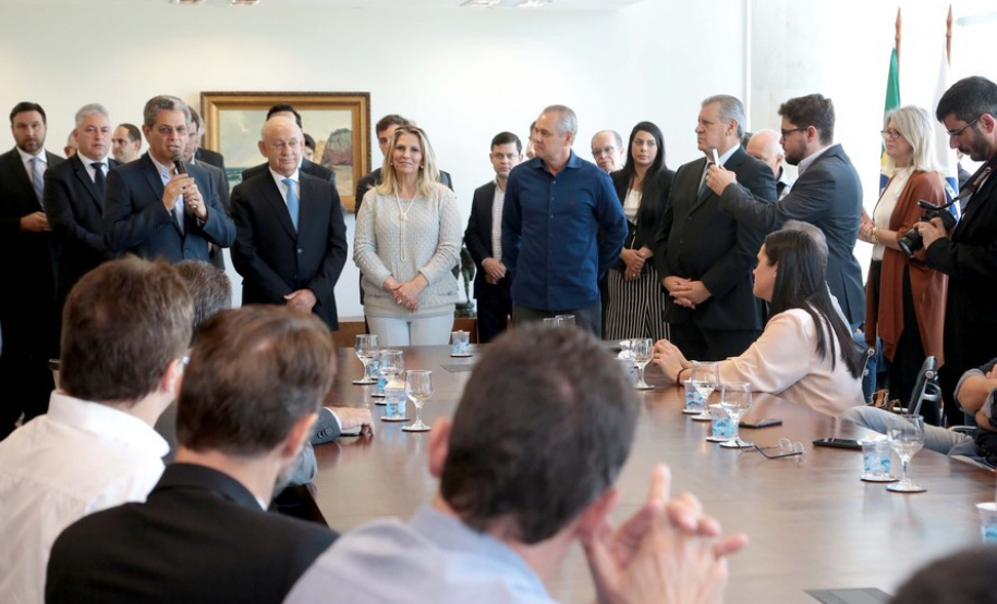 A governadora Cida Borghetti confirmou nesta quarta-feira (25) mais R$ 31,28 milhões para investimentos em 44 municípios, de todas as regiões do Paraná. O anúncio foi feito durante solenidade no Palácio Iguaçu, em Curitiba, na presença de deputados estaduais, secretários de Estado e prefeitos. Curitiba,25/04/2018 Foto:Jaelson Lucas / ANPr