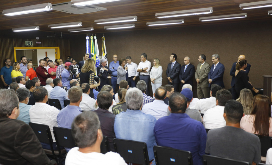 Municípios da região central, Sul e Centro-Sul do Paraná vão investir, com recursos do Governo do Estado, em obras de melhoria urbana, comprar máquinas e equipamentos rodoviários e veículos para uso em saúde, educação e outras áreas