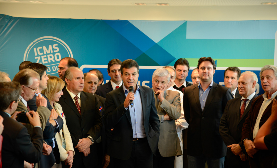 Richa anuncia redução de R$ 0,10 nas passagens de ônibus da RMC